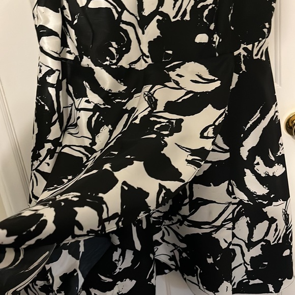 Beautiful plus size dress. Slimming, flirty. - Picture 5 of 6